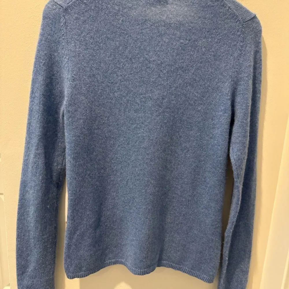 Adrienne Vittadini V-neck Light Blue Cashmere Knit size small